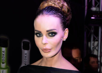 Nina Moric contro Fabrizio Corona per la malattia di loro figlio Carlos: ”Si rifiuta di contribuire, pago io cure e farmaci”